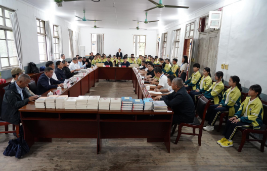 州关工委、州革命老区促进会、州水投集团关工委联合爱心人士赴从江县第六中学开展“书香护新苗，关工筑未来”捐赠活动